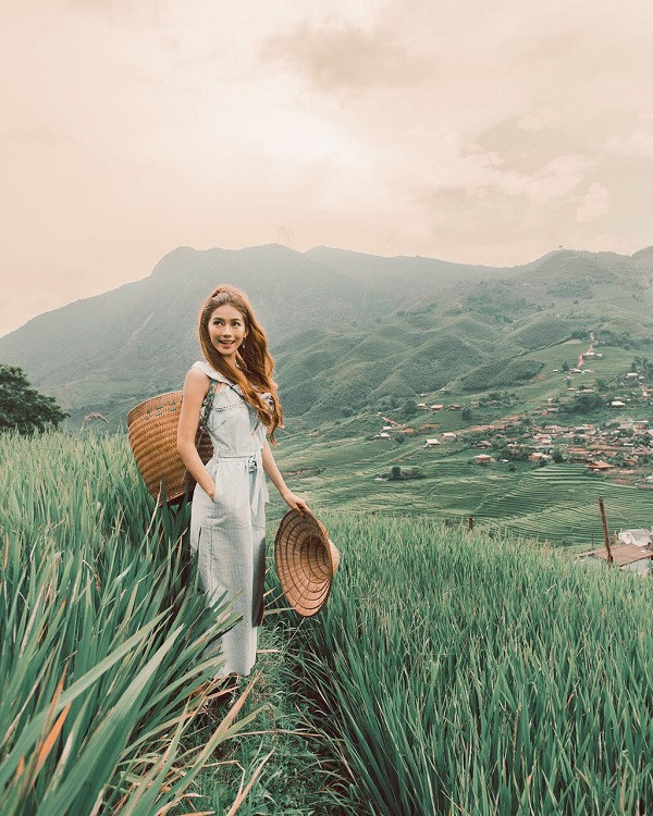 Cụ thể trong chia sẻ mới đây, Sarah Trần cho biết: "Chuyến đi đưa tôi đến vô vàn cảm xúc. Những cánh đồng lúa thật tươi đẹp và cả những người nông dân lao động ở đó. Họ làm cho tôi nhận ra rằng mình chưa bao giờ thực sự làm việc chăm chỉ cả".