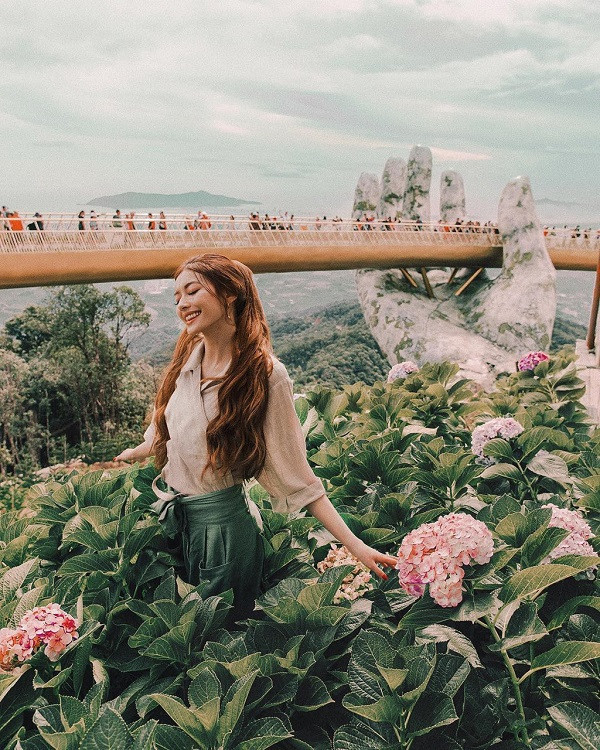 Sarah Trần thường xuyên cập nhật hình ảnh về chuyến du lịch trên trang cá nhân. Loạt ảnh cho thấy cô hot girl Việt kiều này đã đến rất nhiều điểm du lịch nổi tiếng như: phố cổ Hội An, cầu Vàng Đà Nẵng, Vịnh Hạ Long, Trà Vinh.