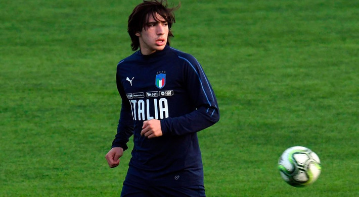 Theo Gazzetta dello Sport, Man Utd đã cử các tuyển trạch viên đến Italia để theo dõi trận đấu của Brescia với Juventus tại Stadio Mario Rigamonti đêm nay. Mục tiêu của HLV Solskjaer không gì khác, đó là để có cái nhìn cận cảnh hơn về Sandro Tonali.