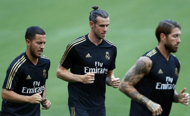 Nguồn tin từ El Desmarque, Chelsea sẵn sàng bỏ ra số tiền 60 triệu euro để có được chữ ký của Bale khi án cấm chuyển nhượng hết hiệu lực. Bale hiện đang không hài lòng với cách xử sự đến từ Real vì thế The Blues đưa ra một lời đề nghị hợp lý về lương bổng, rất có thể cầu thủ người xứ Wales sẽ cân nhắc quyết định trở về Anh thi đấu.
