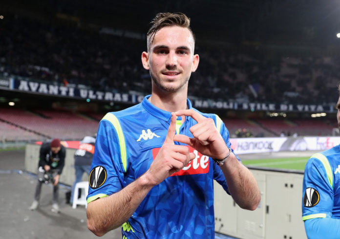 Theo Mundo Deportivo, Real và Barca đang tích cực tranh giành Fabian Ruiz, tiền vệ thuộc biên chế CLB Napoli. Cầu thủ 23 tuổi này từng thi đấu ở La Liga trong màu áo Real Betis, nhưng sau đó chuyển sang Serie A mùa hè 2018.