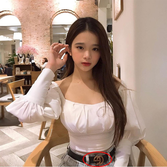 Thậm chí, không phải một lần mà rất nhiều lần Linh Ka đeo lộn ngược chiếc thắt lưng có giá gần 10 triệu đồng này.