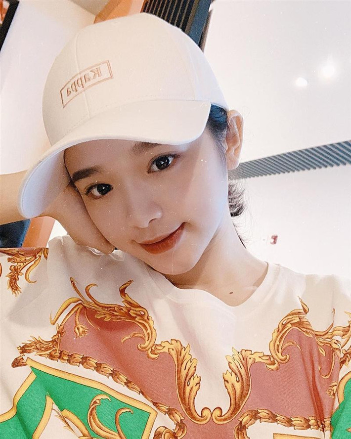 Dù tài năng còn gây tranh cãi nhưng độ phủ sóng đến giới trẻ của Linh Ka lại càng khủng khiếp. Cô nàng hot girl sinh năm 2002 này đã ý thức được mình đang dần trở thành người công chúng nên cô nàng bắt đầu chú ý đến vẻ ngoài nhiều hơn.