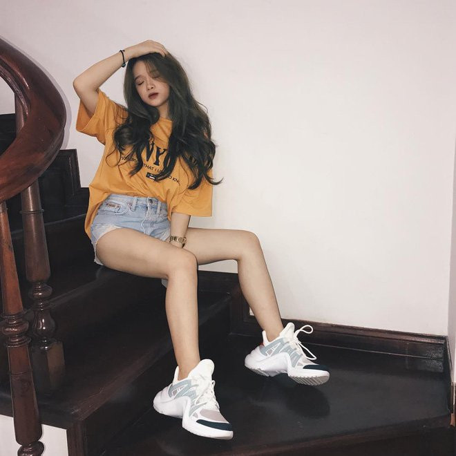 Từ một cô nàng tuổi teen với áo phông quần short đơn giản thì giờ hot girl Linh Ka đã xuất hiện những món đồ tiền triệu, thậm chí hàng chục triệu.