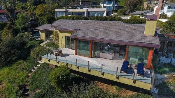 Căn hộ 3 phòng ngủ ở Malibu, California được Downey Jr và người vợ Susan mua năm 2017 với giá 3.8 triệu USD – một số tiền quá nhỏ so với khối tài sản của ông. Căn hộ nhìn ra Malibu Lagoon, và phía sau nhà còn có một hồ bơi, bồn nước nóng, khu vực giải trí, thậm chí là một sân golf mini với bãi cỏ xanh mướt.