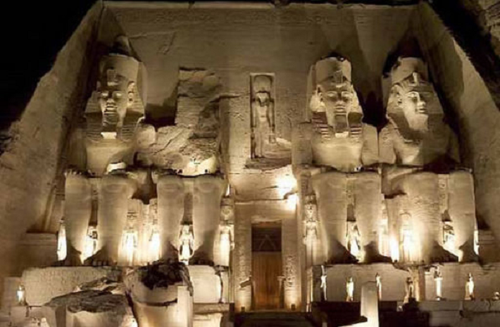 Thung lũng các vị Vua là nơi có hầm mộ của pharaoh Tutankhamen và người ta cho rằng nơi đây có một lời nguyền kỳ bí. Hầu hết những người tham gia mở hầm mộ này đều chết một cách bí ẩn vài năm sau đó. Dù có một vài giải thích khoa học nhưng một số người vẫn tin là lời nguyền của người Ai Cập cổ khiến những kẻ quấy rối nơi yên nghỉ của người chết phải chịu hậu quả.