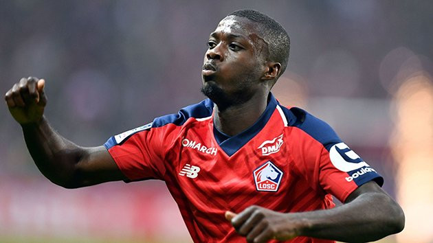 Theo Sky Sports tiết lộ, ngoài mức phí chuyển nhượng phía Lille mong muốn (dự kiến 60 triệu euro), đại diện cầu thủ Nicolas Pepe yêu cầu Napoli mức phí lót tay 5 triệu euro kèm theo đó là mức lương 5 triệu euro/mùa.