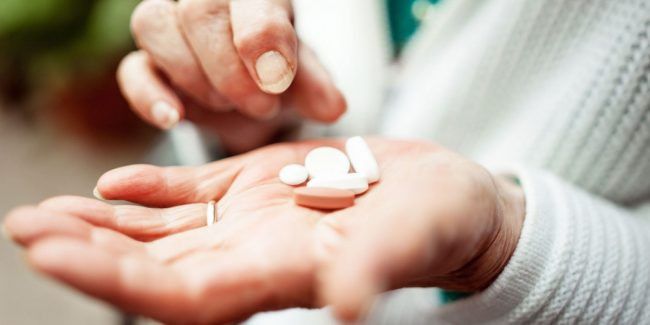Nguyên nhân ban đầu dẫn đến hành động dại đột của nữ sinh 13 tuổi đến từ Tiền Giang là do cảm thấy buồn khi xin đi nối tóc nhưng cha không đồng ý.