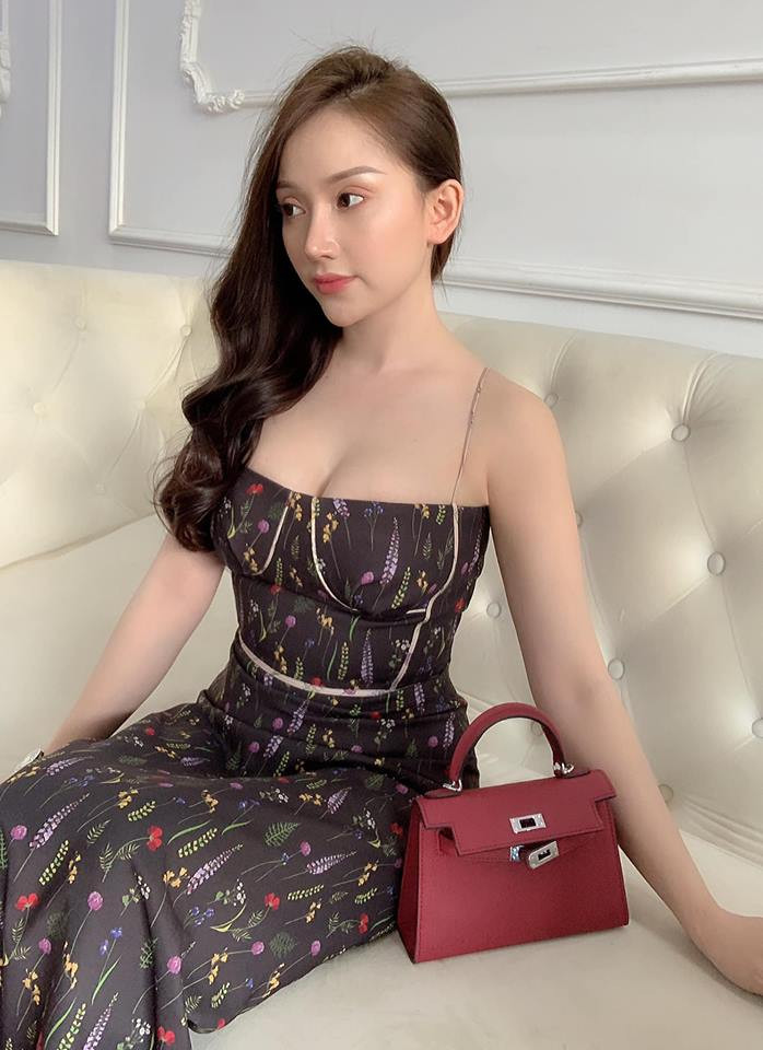Gương mặt đẹp, thân hình nuột nà và đặc biệt là vòng 1 quyến rũ, bạn gái Vũ Văn Thanh hiện đang nổi như cồn trên MXH.