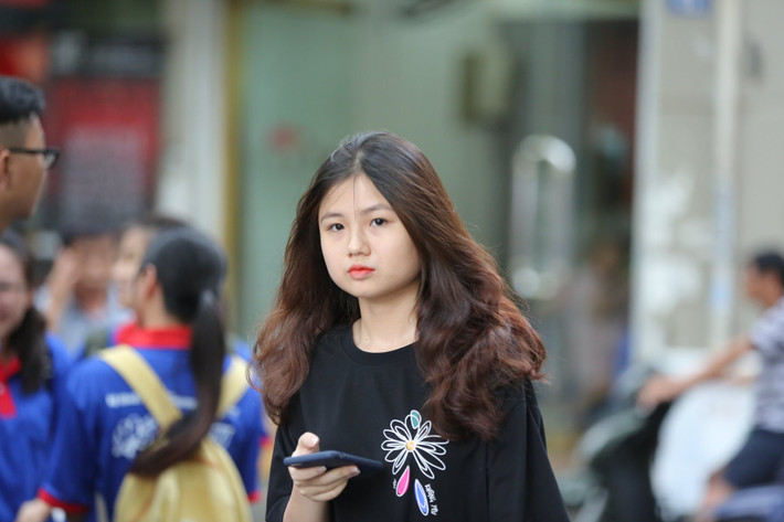 Được biết, kỳ thi tốt nghiệp THPT QG 2019 sẽ có 887.000 thí sinh cả nước, với gần 38.050 phòng thi; 1.980 điểm thi. Trong đó, có 233.977 thí sinh chỉ đăng ký để xét tốt nghiệp THPT mà không có nhu cầu dùng kết quả thi để xét tuyển vào các trường đại học (chiếm 26,38%); 622.925 thí sinh thi đăng ký để xét tốt nghiệp và tuyển sinh ĐH, CĐ (chiếm 70,22%); 30.202 thí sinh chỉ đăng ký để xét tuyển ĐH, CĐ (chiếm 3,04%).
