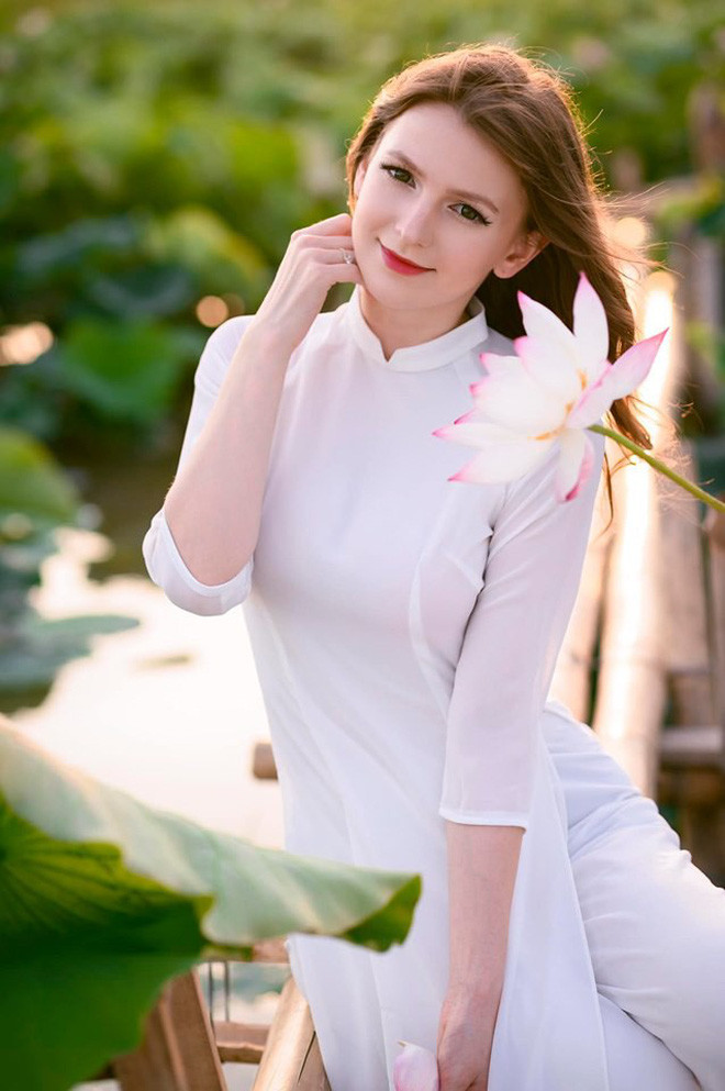 Bộ ảnh của Alexandra Rud được cô đặt cái tên đơn giản là "Sen" với chú thích: "Thanh xuân của tôi ở đất nước xinh đẹp này".