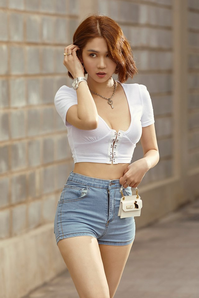 Ngọc Trinh là cái tên nổi tiếng với danh hiệu "Nữ hoàng nội y" của Việt Nam. Sau thời gian lùm xùm với bộ đồ "mặc như không" ở LHP Cannes, tên tuổi của cô gái Trà Vinh khá im ắng.