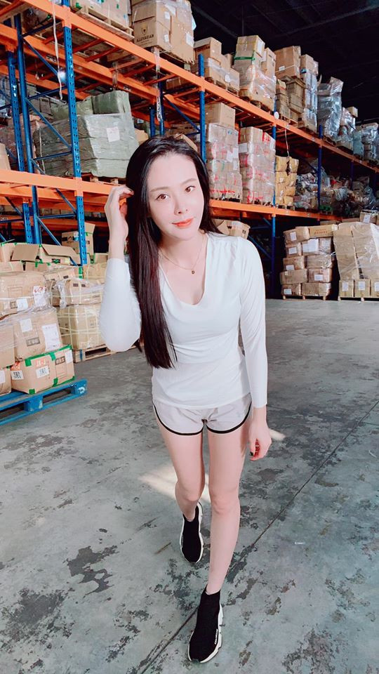 Trong bức ảnh, điều đầu tiên đập vào mắt người nhìn chính là đôi chân dài ngút ngàn được khoe ra bởi chiếc quần ngắn, bó sát mà nữ nhân viên kho hàng mặc.