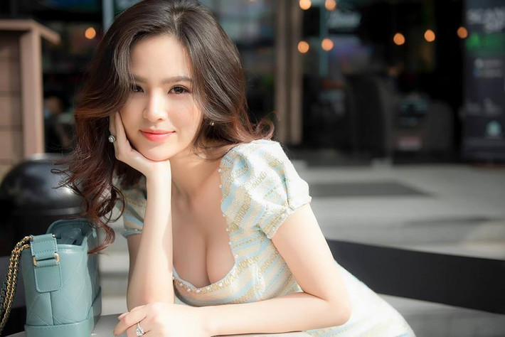 Nổi tiếng với những vai diễn cực nóng bỏng trong seri Ghiền mì gõ, Phi Huyền Trang được các fan ưu ái gọi bằng cái tên "Thánh nữ mì gõ".