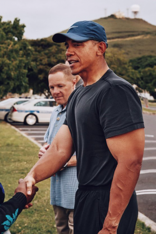 Mới đây, hình ảnh cựu Tổng thống Mỹ – Barack Obama xuất hiện với chiếc áo cộc, mũ lưỡi trai đã nhanh chóng thu hút sự chú ý.