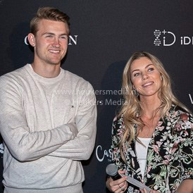 De Ligt trả lời cuộc phỏng vấn của Goal cách đây không lâu rằng: "Thời còn bé, tôi và đám bạn luôn ao ước được trở thành Ronaldo mỗi khi chơi bóng trong vườn nhà. Tôi nhớ rõ đó là giai đoạn anh ấy thi đấu thăng hoa cùng Man United. Chiếc áo bóng đá đầu tiên của tôi cũng in hình Ronaldo phía sau"