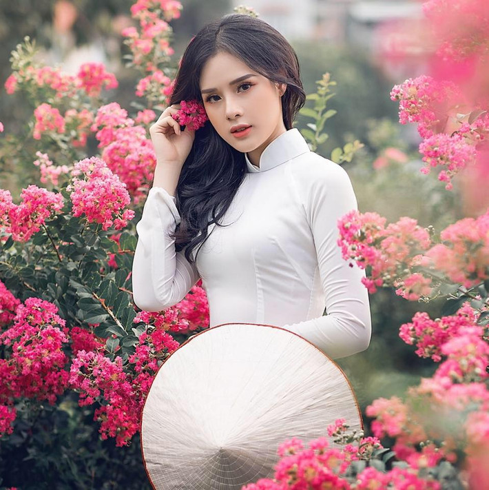 Mối tình "chị - em" giữa Trọng Đại và Huyền Trang từng bị soi mói khi cả 2 vô tư đăng những bức ảnh khóa môi mặn nồng trên MXH.