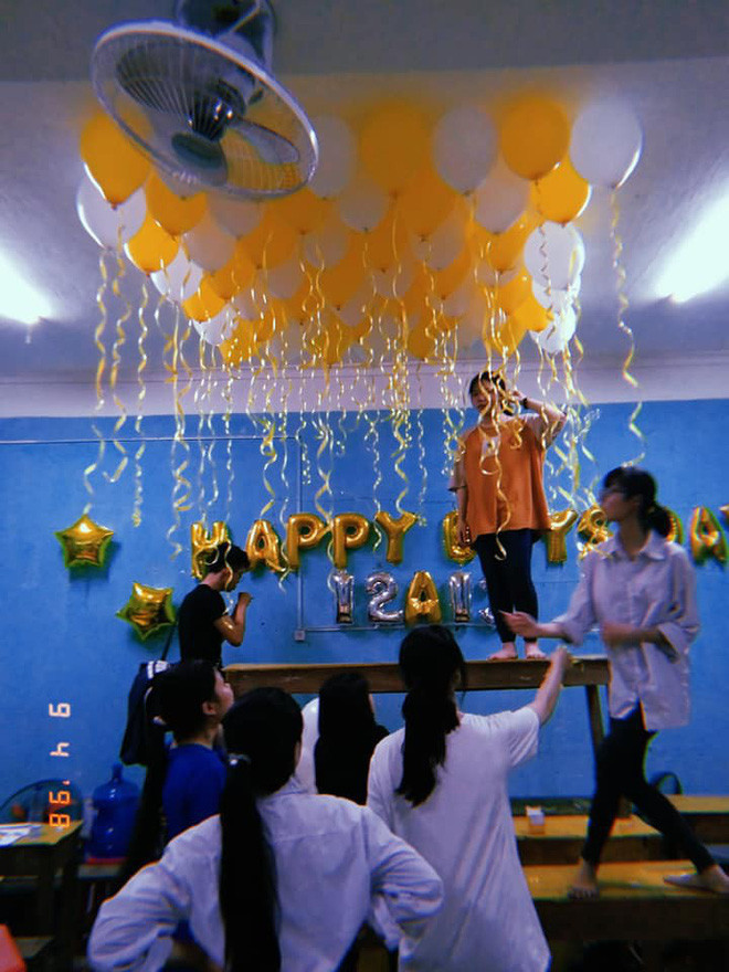 Con trai mà, được tặng giầy thể thao, đã thế còn là giày hiệu nữa thì còn gì thích bằng. Mỗi người thậm chí còn có thiệp riêng, ghi những lời chúc chân thật và hài hước khiến cả lớp ngập tràn trong không khí vui vẻ.