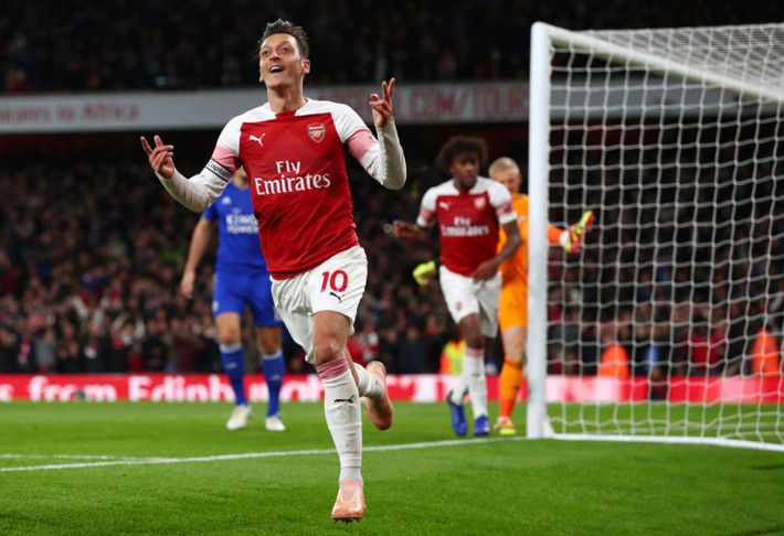 Phát biểu trước báo giới, Ozil cho biết, anh sẽ không rời Arsenal ở kỳ chuyển nhượng mùa Đông năm nay như lời đồn thổi. Hiện tại, tiền vệ người Đức không còn là sự lựa chọn số 1 của HLV Emery trong đội hình của "Pháo thủ".