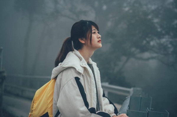 Bức ảnh bắt đúng khoảnh khắc Hương đang ngơ ngác theo dõi xe buýt đang đến, tay cầm điện thoại, trang phục khá giản dị: áo thun, quần jean và giày thể thao.
