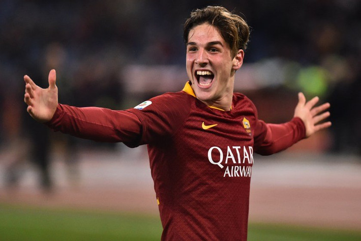 Theo Il Messaggero, từ lâu, Zaniolo đã lọt vào tầm ngắm của MU. Và giờ đây, khi Roma đang rất muốn mua đứt Chris Smalling - người đang chơi cực tốt khi được cho mượn ở câu lạc bộ - Quỷ đỏ sẽ thuận lợi hơn trong việc đàm phán hỏi mua Zaniolo.