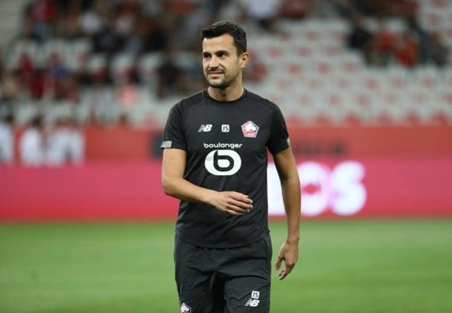 Chuyển nhượng cầu thủ từ AS và The Independent cho biết, Mourinho đang thúc giục ban lãnh đạo chiêu mộ Gareth Bale, trung vệ Ruben Dias, tiền vệ Bruno Fernandes và Nemanja Matic - người đang thất sủng tại M.U và tìm kiếm cơ hội ra đi vào tháng Giêng tới đây.