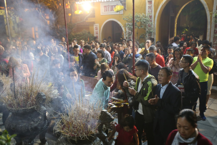 Sau thời khắc giao thừa chào năm mới Tết Kỷ Hợi 2019, người dân Thủ đô đã tranh thủ đi lễ chùa xin lộc, cầu sức khỏe, may mắn cho mình và người thân.
