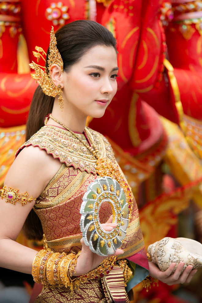 Baifern Pimchanok được giao trọng trách hóa thân thành nữ thần Thungsa xinh đẹp và cô nàng này khiến ai nấy phải khen ngợi.