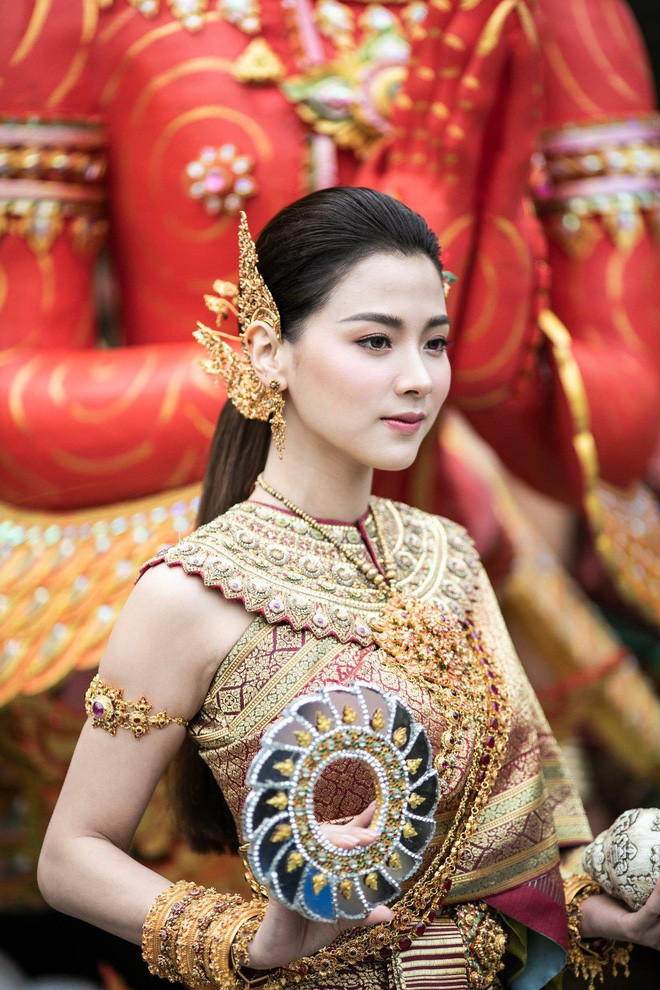 Theo truyền thống trong lễ hội té nước này, một người đẹp sẽ được chọn để hóa thân vào vai con gái thần của bầu trời đi diễu hành để cầu cho năm mới thuận lợi, mùa màng tốt tươi. Năm nay, người được chọn là Baifern Pimchanok.
