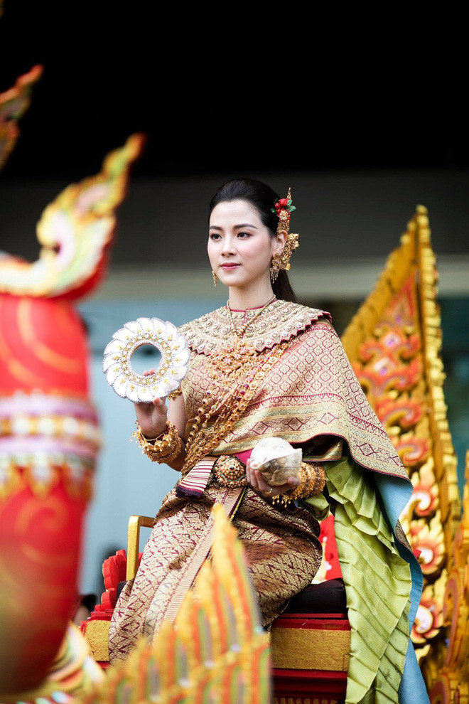 Sự kiêu sa của Baifern Pimchanok khi hóa thân thành "nữ thần Thungsa" trong lễ hội té nước Thái Lan.