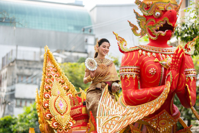 Nữ diễn viên Baifern Pimchanok được chọn để hóa thân vào nữ thần Thungsa trong Tết té nước Thái Lan - hiện thân cho ngày Chủ Nhật.