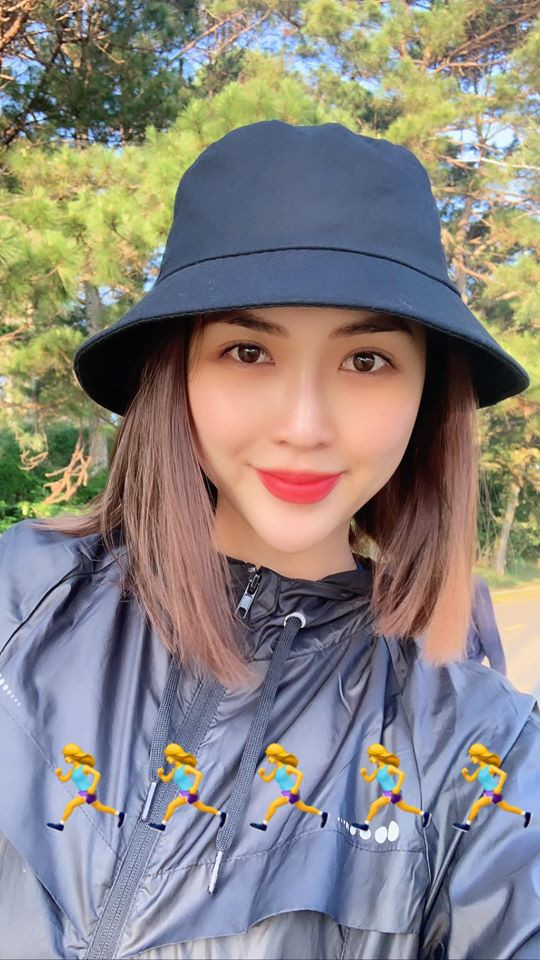 "Cười thế này thì rụng tim anh rồi", "Người đã đẹp, cười lại còn đẹp thì bao nhiêu giải và trái tim của cánh mày râu em mang hết về nhà" hay "Hé môi cười là hàng vạn con tim si mê phải chết đứ đừ." là những lời khen có cánh được dân mạng để lại trên tường trang cá nhân của Tường Linh.