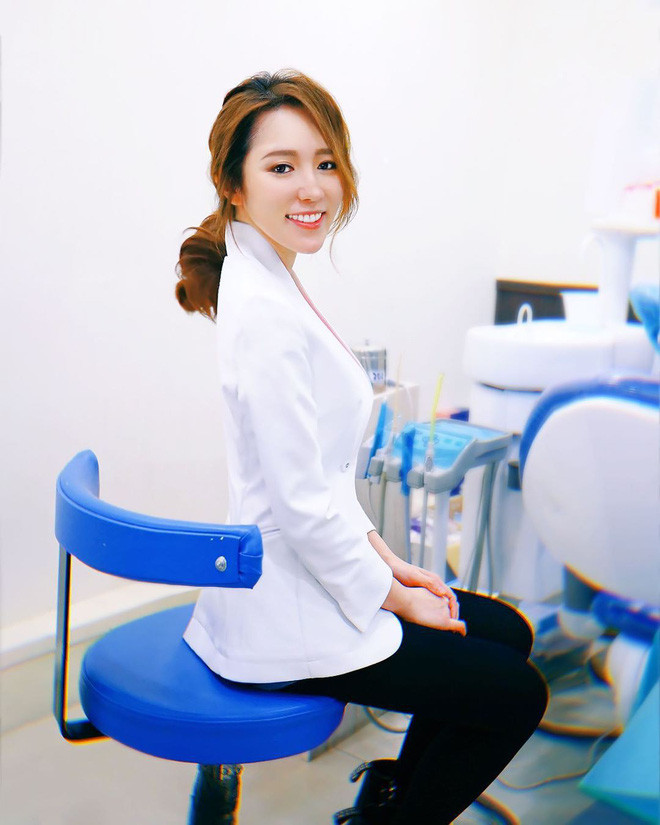 Lưu Chi Y sinh năm 1992, đến từ thành phố Đài Bắc (Đài Loan). Cô nàng hiện tại đang là nha sĩ làm việc tại 2 phòng khám là Pro-dent Dental Clinic và Essential Dental Clinic.