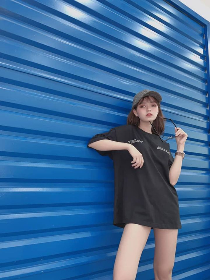 Sau khi bất ngờ nổi tiếng trên MXH, ngoài việc học, Hồng Hạnh cũng trở thành gương mặt được nhiều thương hiệu thời trang mời chụp ảnh mẫu sản phẩm cho họ. Nhưng cô bạn 9X này vẫn luôn cân đối giữa thời gian học và công việc khá chỉnh chu.