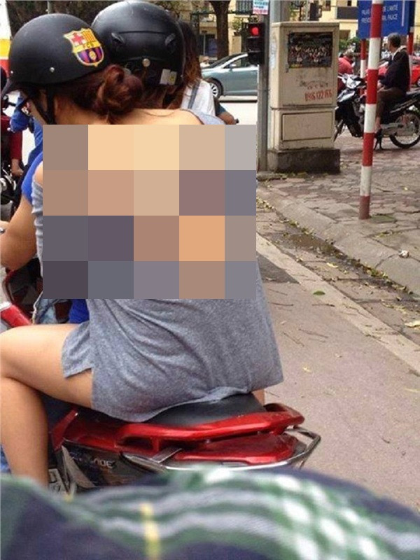 Việc những cô gái ăn mặc thiếu vải, hở hang đi ra đường vốn không phải chuyện hiếm dù những hình ảnh này luôn nhận về cả "rổ gạch đá".