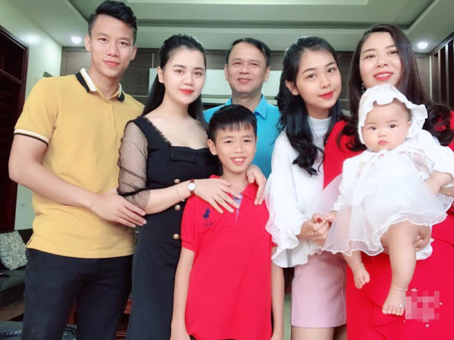 Không chỉ nổi bật với vai trò thủ quân của đội tuyển Việt Nam, trung vệ Quế Ngọc Hải còn nhận được nhiều sự ngưỡng mộ nhờ mái ấm nhỏ bên vợ là hoa khôi ĐH Vinh Dương Thùy Phương