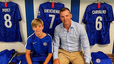 Chuyển nhượng bóng đá từ Daily Mail, Kristian Shevchenko, con trai huyền thoại bóng đá Ukraine, Andriy Shevchenko đã gia nhập lò đào tạo trẻ của Chelsea và đủ điều kiện để khoác áo các ĐT trẻ của Anh, Ukraine, Mỹ và Ba Lan.