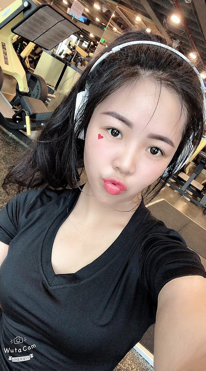 Quế Hương khiêm tốn chia sẻ: "Thực ra mình không giỏi giang gì hơn các bạn đâu, trước đây mình từng khóc hết nước mắt vì buồn tủi sau nhiều lần giảm cân thất bại. Nhưng đó chỉ là một phần, động lực lớn nhất là vì ước mơ trở thành tiếp viên hàng không, nhưng với ngoại hình đen nhẻm, béo phì lúc trước thì nói ra điều đó chỉ khiến mọi người phì cười vào mặt thôi".