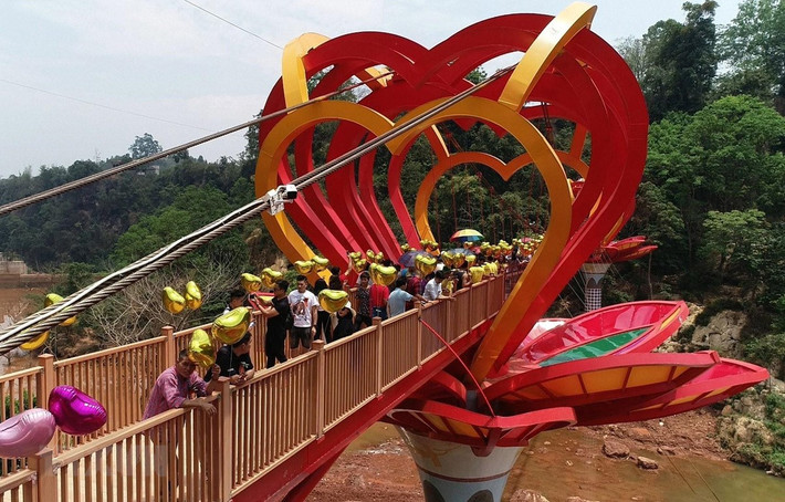 Cầu kính Mộc Châu, hay còn gọi là "Cầu tình yêu", nằm trong khu du lịch thác Dải Yếm, xã Mường Sang, huyện Mộc Châu, tỉnh Sơn La.