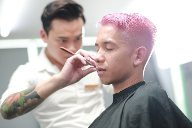 Trước đó, trên trang cá nhân, Hồng Duy cho đăng tải bức ảnh "tút tát" lại nhan sắc trước khi lên tuyển.
