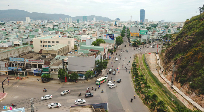 Không chỉ ông Hà, một số chuyên gia khác cũng cho rằng việc tạc bức phù điêu vào vách núi ở gần nút giao thông khiến người đi đường say sưa nhìn vào bức phù điêu mà "quên" quan sát đường, dễ gây tai nạn.