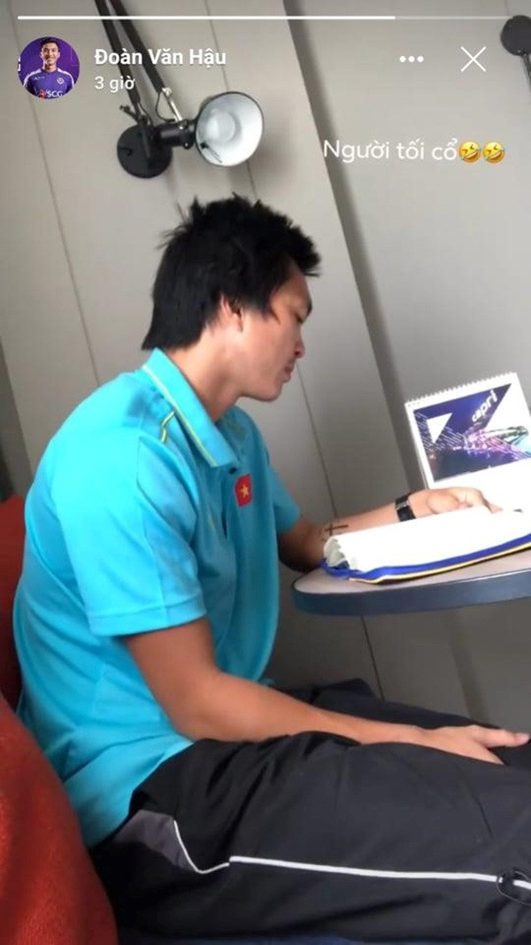 Dù là anh lớn trong đội tuyển Việt Nam và phong cách có phần nghiêm túc nhưng Tuấn Anh vẫn không thoát khỏi những "trò đùa lầy lội" từ đàn em. Mới đây nhất, tiền vệ này đã bị Đoàn Văn Hậu quay lén khi đang chăm chú đọc sách trong phòng.