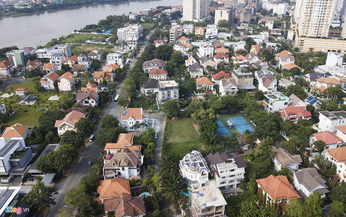Nằm hai bên đường Nguyễn Văn Hưởng là những căn biệt thự cao cấp thuộc các khu biệt thự Thảo Điền 1 và 2. Theo giới mua bán, cho thuê động sản tại đây, các biệt thự này có giá từ vài chục đến cả trăm tỷ đồng/căn.