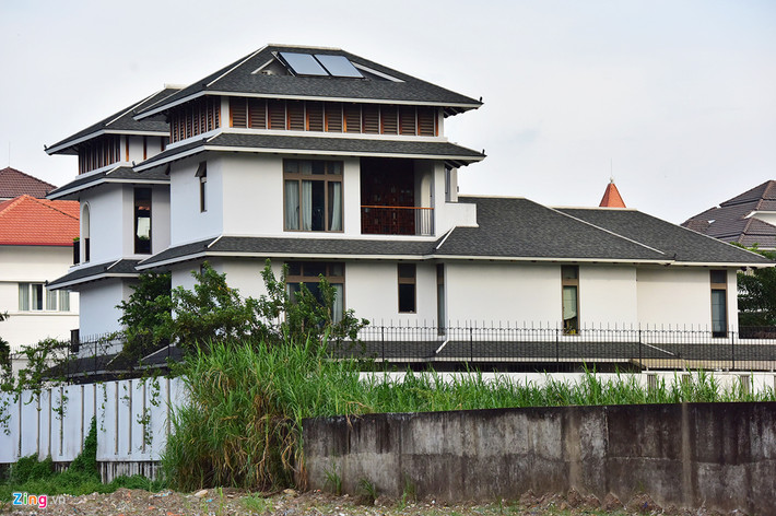 Trong ảnh là căn biệt thự được xây dựng với thiết kế theo phong cách Nhật Bản nằm bên khu chung cư Xi Tower, đường Nguyễn Văn Hưởng.