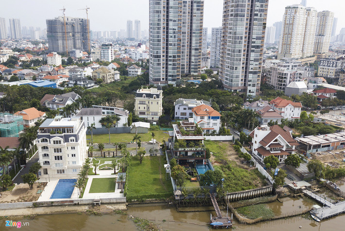 Ngoài các dự án biệt thự quy mô, tại Thảo Điền có không ít những biệt thự đơn lẻ có khuôn viên rộng hàng nghìn m2 bên bờ sông. Giá trị những căn biệt thự này có thể lên tới hàng trăm tỷ đồng.