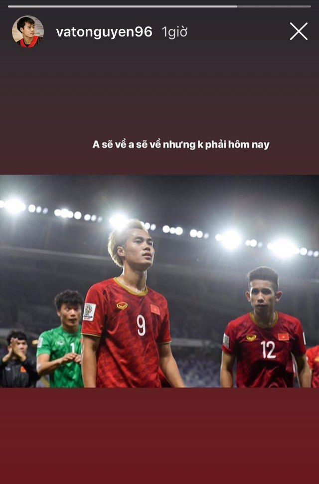 Trong phần trả lời phỏng vấn truyền hình ngay sau khi trận đấu kết thúc, NHM cũng để ý thấy Văn lâm hào hứng nhảy cẫng lên hát vang câu điệp khúc này.