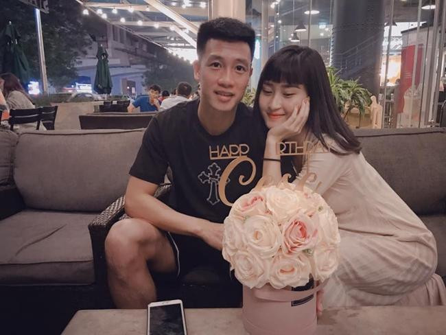 Cụ thể trong phim, bạn gái cầu thủ Huy Hùng xuất hiện trong vai một cô công nhân ăn trộm đồ của công ty.