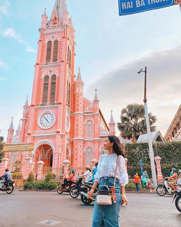 Tọa lạc tại số 289 đường Hai Bà Trưng, Phường 8, Quận 3, ngay trung tâm thành phố sầm uất, nhà thờ Tân Định còn có tên chính thức là Nhà thờ Thánh Tâm Chúa Giêsu Tân Định.