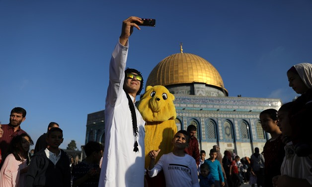 Tuy nhiên, khi tới với đến Haram Al-Sharif những người không theo đạo Hồi chỉ có thể vào bên trong bằng cổng phía Tây.