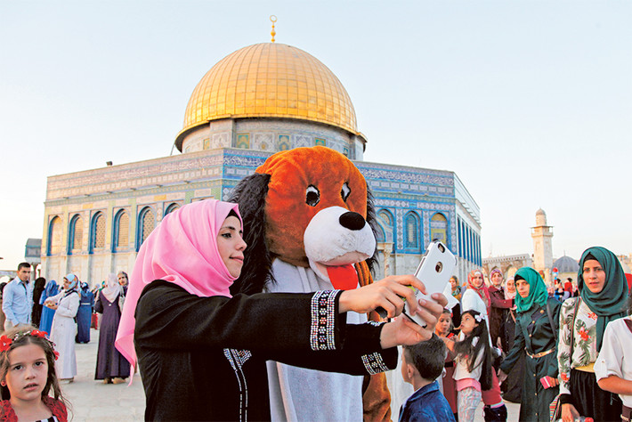 Đến Jerusalem mà không một lần thăm thú cảnh quan và tìm hiểu những câu chuyện tâm linh trong ngôi đền nổi tiếng thế giới này thì thật đáng tiếc. Bởi lẽ, bạn sẽ khó hiểu được một quốc gia, những con người ở trong quốc gia đó nếu như không biết được thế giới tâm linh của họ.